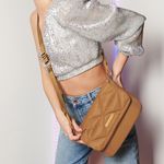 Bolso-de-color-marron-en-material-de-tela-poliester-con-bolsillo-principal-con-cierre.