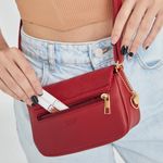 Mini-bolso-para-mujer-de-estilo-fancy-en-material-tipo-cuero-en-color-rojo-distintos-compartimentos
