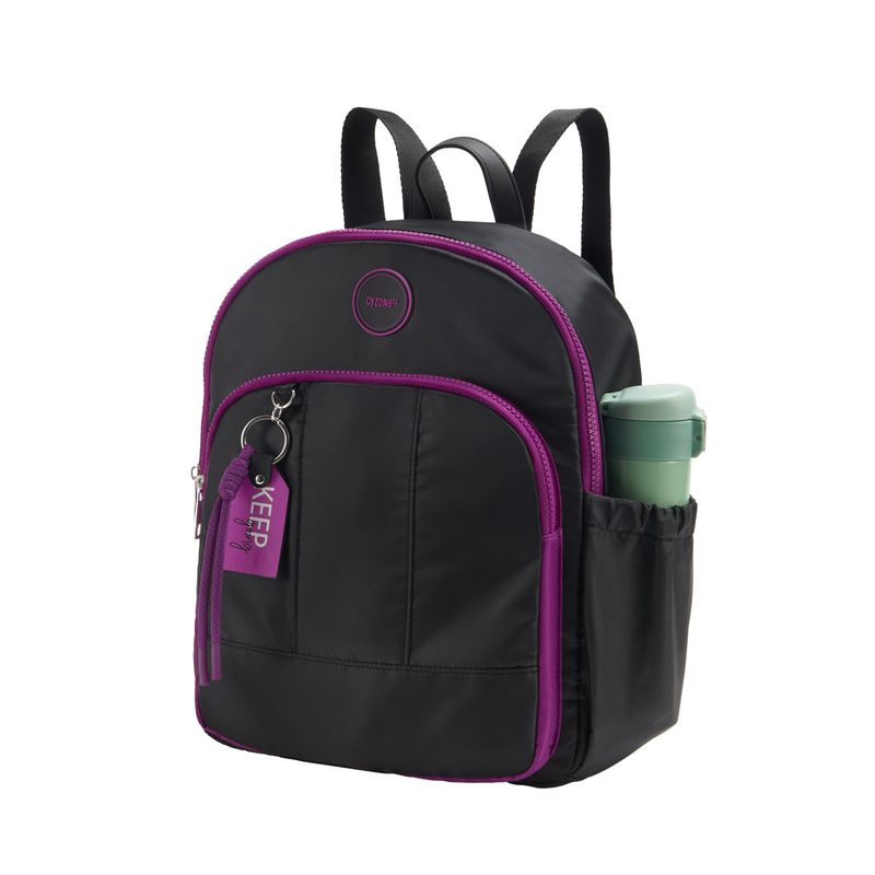 Mochila-de-estilo-casual-en-tela-poliester-de-color-negro.-