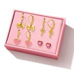 estuche-de-aretes-dorados-con-detalles-y-dijes-rosados-en-forma-de-corazon