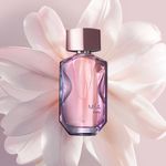 Perfume-de-mujer-Mia-rodeado-con-gardenia-dorada-de-Africa