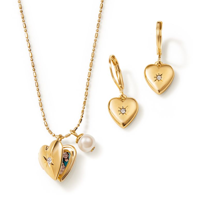 estuche-de-collar-y-aretes-dorados-con-dije-corazon