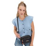 Bolso-de-mujer-que-ofrece-estilo-casual-y-organizacion-con-asa-regulable-y-multiples-compartimentos.