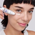 Aplicacion-del-contorno-de-ojos-con-hidratacion